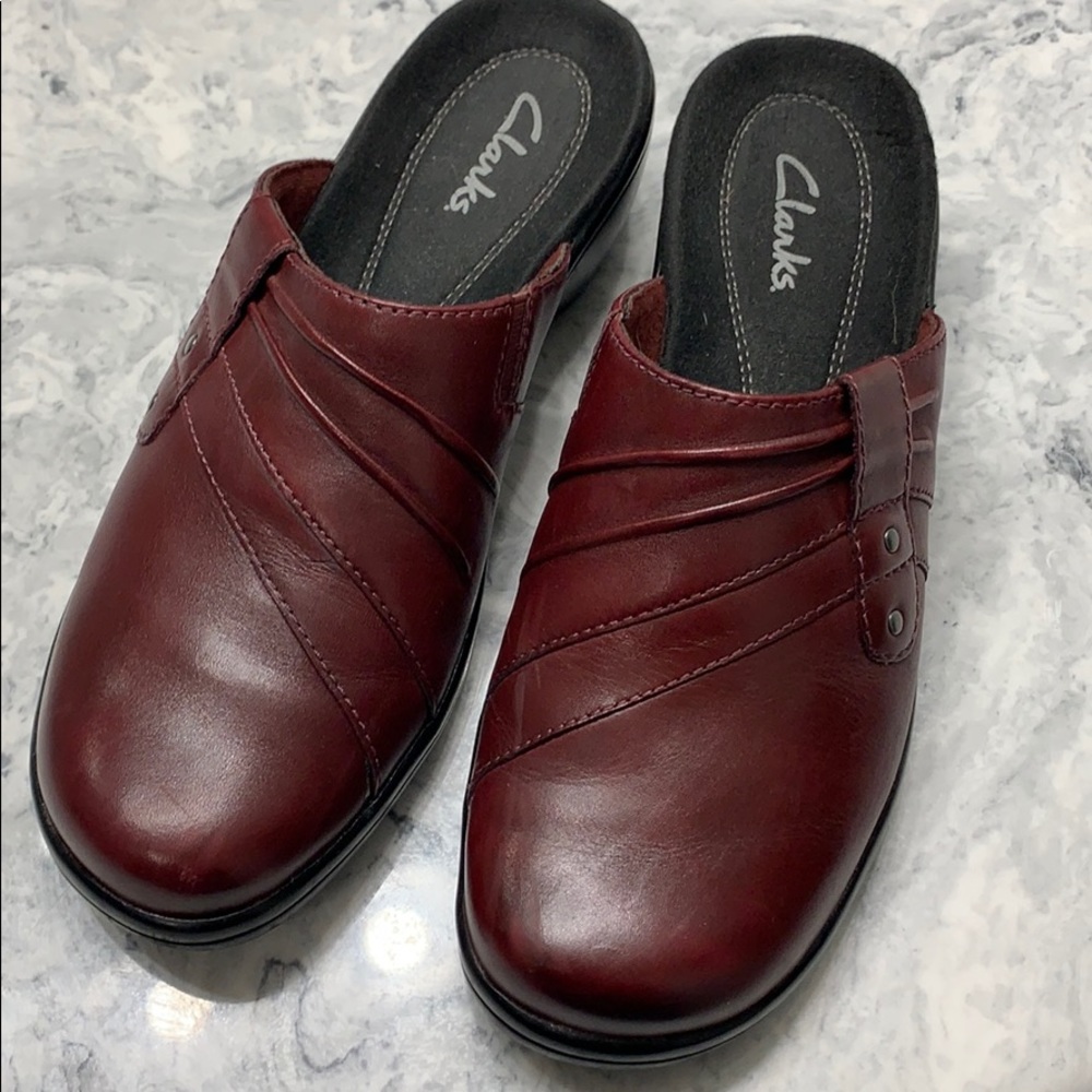 Clark's size 6 M burnt red clogs